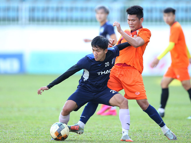 Những cầu thủ trẻ đang lên chân như Bảo Toàn, Việt Hưng hứa hẹn sẽ đem đến nhiều hơn các giải pháp để HAGL làm dày đội hình cho cuộc chiến đường dài - Minh Trần