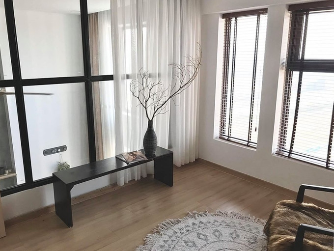 Vách tường phòng sách được thay thành vách kính khung sắt cho nhà thoáng hơn và giảm cảm giác cao của trần. Tổng chi phí cải tạo căn hộ khoảng 180 triệu đồng. Vách tường phòng sách được thay thành vách kính khung sắt cho nhà thoáng hơn và giảm cảm giác cao của trần. Tổng chi phí cải tạo căn hộ khoảng 180 triệu đồng.