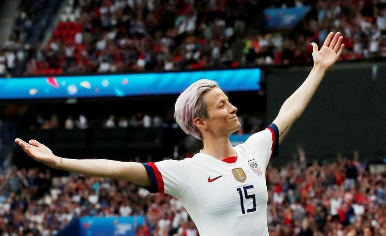 Cầu thủ nữ Megan Rapinoe của Mỹ ăn mừng ghi bàn thắng đầu tiên trong trận chung kết World Cup nữ tại Paris, Pháp, ngày 28.6.2019. Ảnh: Reuters Cầu thủ nữ Megan Rapinoe của Mỹ ăn mừng ghi bàn thắng đầu tiên trong trận chung kết World Cup nữ tại Paris, Pháp, ngày 28.6.2019. Ảnh: Reuters