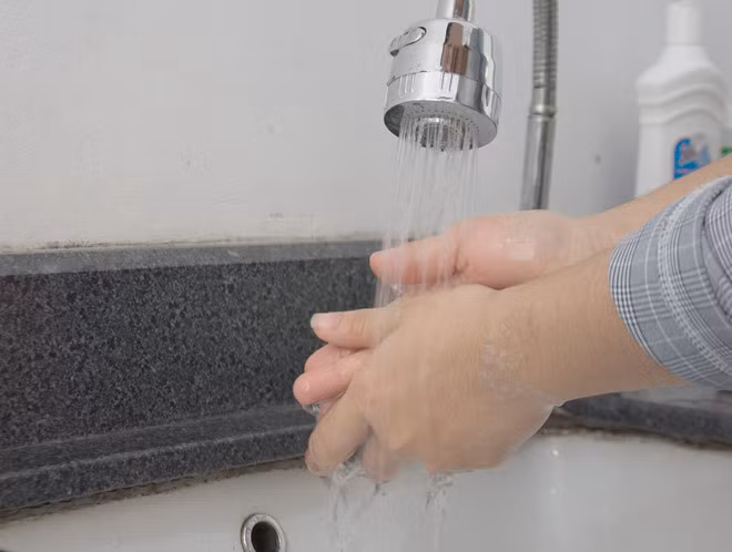 Rửa sạch tay thường xuyên là một trong những cách phòng Covid-19 hữu hiệu Ảnh: Duy Tính Rửa sạch tay thường xuyên là một trong những cách phòng Covid-19 hữu hiệu Ảnh: Duy Tính