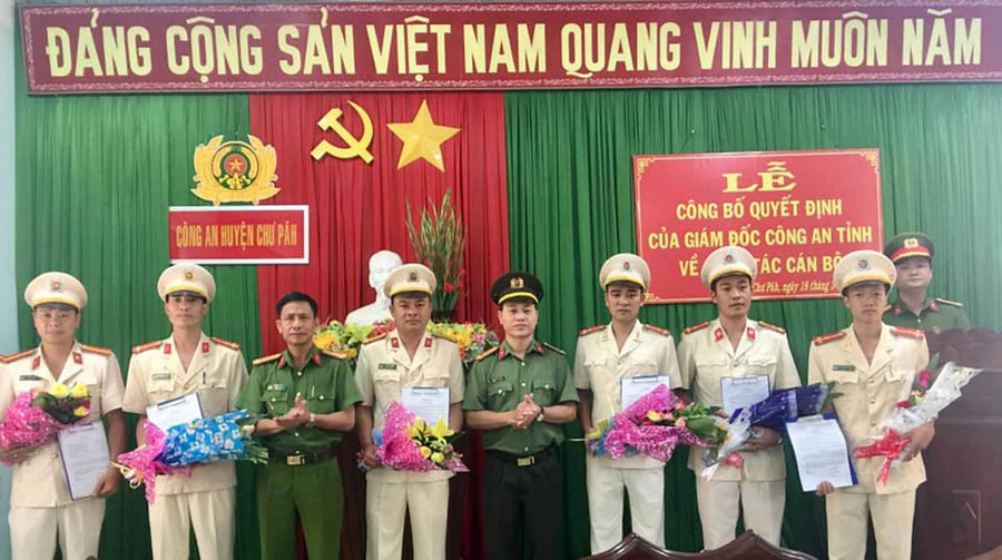 Đại diện lãnh đạo Công an huyện trao quyết định điều động và tặng hoa chúc mừng các đồng chí đảm nhiệm chức danh Trưởng Công an các xã. Ảnh: Hà Phương