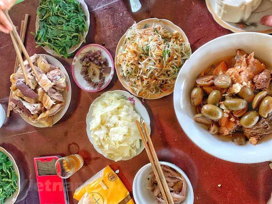 Thường thức bữa trưa với 'đặc sản' hoàn toàn cây nhà lá vườn của người dân: măng ngoài vườn, cá dưới đầm, gà ngoài vườn... (Ảnh: Xuân Mai/Vietnam+) Thường thức bữa trưa với 'đặc sản' hoàn toàn cây nhà lá vườn của người dân: măng ngoài vườn, cá dưới đầm, gà ngoài vườn... (Ảnh: Xuân Mai/Vietnam+)