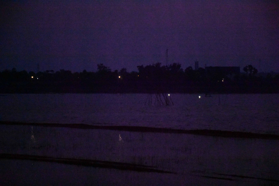 Đốm sáng trắng giữa những vuông lưới là ánh điện thu hút cá tôm