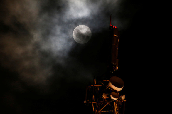 Trăng tròn bên trên tòa tháp Portomaso ở St Julian (Malta) ngày 9-3 - Ảnh: REUTERS