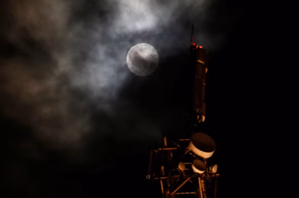 Trăng tròn bên trên tòa tháp Portomaso ở St Julian (Malta) ngày 9-3 - Ảnh: REUTERS