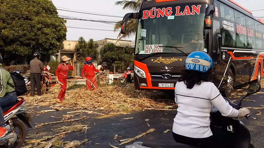 Các phương tiện đang lưu thông qua nơi đây đành phải dừng lại. Ảnh: Hà Phương