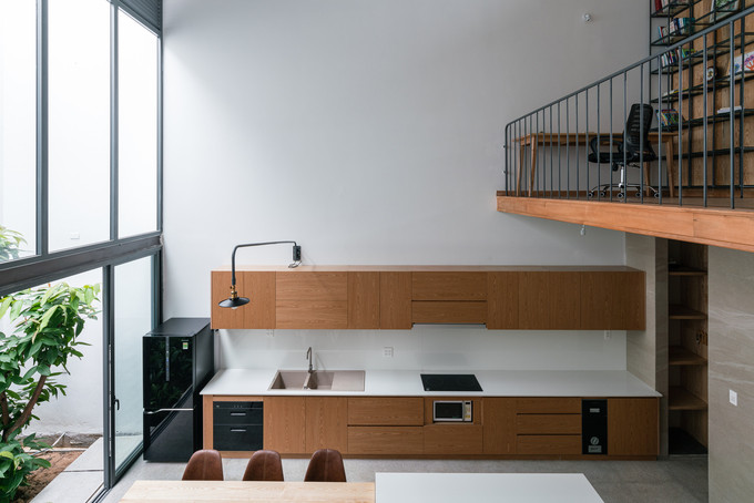 Hệ tủ bếp chạy dọc nhà và kệ tủ đứng giúp gia chủ thoải mái để đồ mà vẫn tiết kiệm không gian. Hệ tủ bếp chạy dọc nhà và kệ tủ đứng giúp gia chủ thoải mái để đồ mà vẫn tiết kiệm không gian.