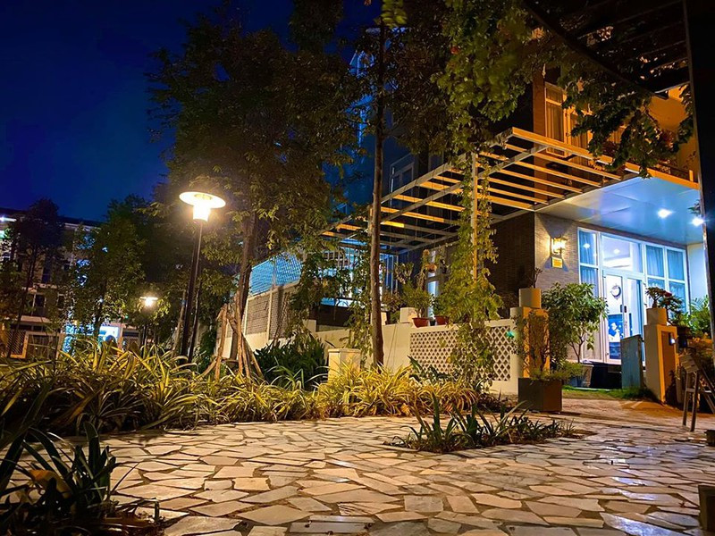 Chị cho rằng cuộc sống trong ngôi nhà rộng, thoáng mát, có nhiều cây xanh sẽ khiến các thành viên trong gia đình thoải mái hơn.