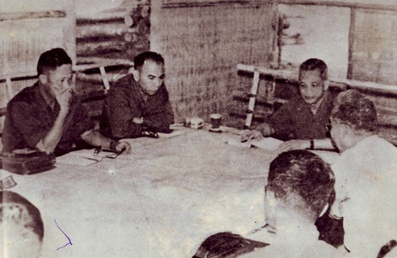 Ngày 25-2-1975, tại một cánh rừng ở Đak Lak, Đại tướng Văn Tiến Dũng và Bộ Tư lệnh chiến dịch họp, quyết định mở Chiến dịch Tây Nguyên (Ảnh tư liệu).