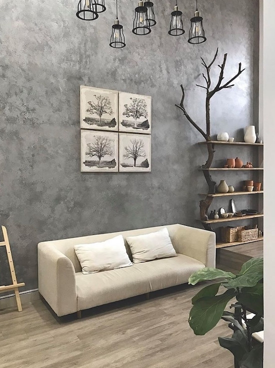 Ghế sofa được mua lại từ một quán cafe, thay bọc và cắt bớt chân cho phù hợp với không gian mới. Ghế sofa được mua lại từ một quán cafe, thay bọc và cắt bớt chân cho phù hợp với không gian mới.