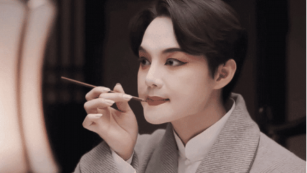 Doãn Chính trong một cảnh tự hóa trang chuẩn bị lên sân khấu trong phim 'Bên tóc mai không phải hải đường hồng'. ẢNH: CẮT TỪ PHIM