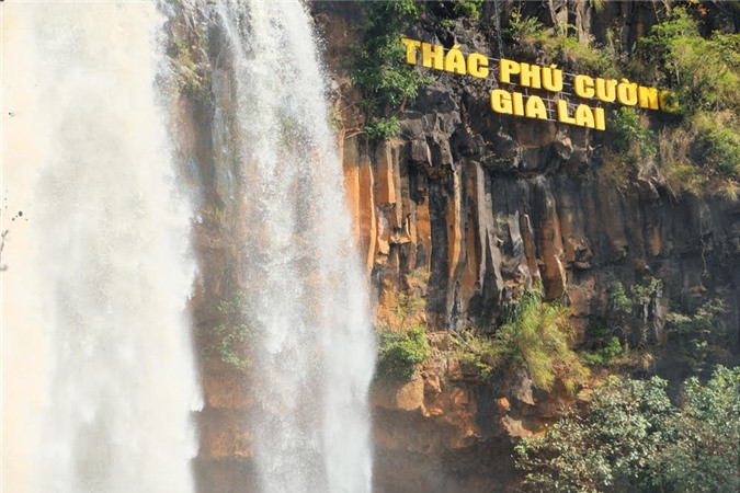  Nguồn nước của thác bắt nguồn từ một ngọn núi gần đó, chảy vào dòng suối La Peet phía thượng nguồn đổ xuống. Từ ngoài cổng Khu du lịch thác Phú Cường rẽ phải là đường vào thác, bên trái có một cầu treo, được bắc qua dòng suối nhỏ La Peet này.