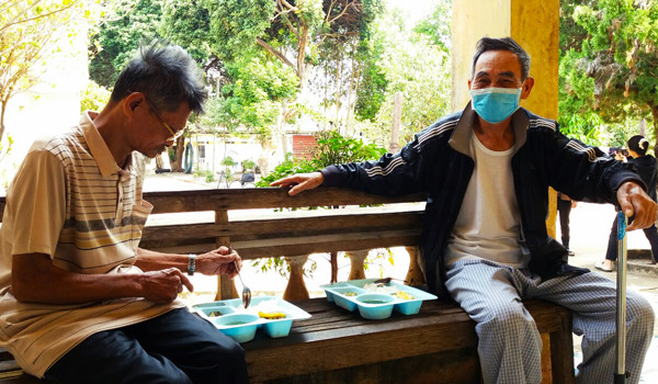 Các y-bác sĩ Bệnh viện 331 phát cơm cho bệnh nhân nghèo. Ảnh: N.N