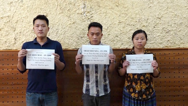 Ba bị can tại cơ quan công an.