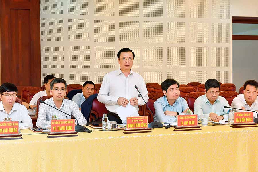 Bộ trưởng Bộ Tài chính Đinh Tiến Dũng phát biểu tại cuộc họp. Ảnh: Đức Thụy