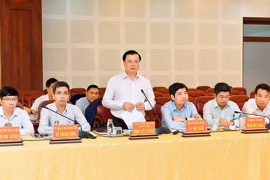 Bộ trưởng Bộ Tài chính Đinh Tiến Dũng phát biểu tại cuộc họp. Ảnh: Đức Thụy