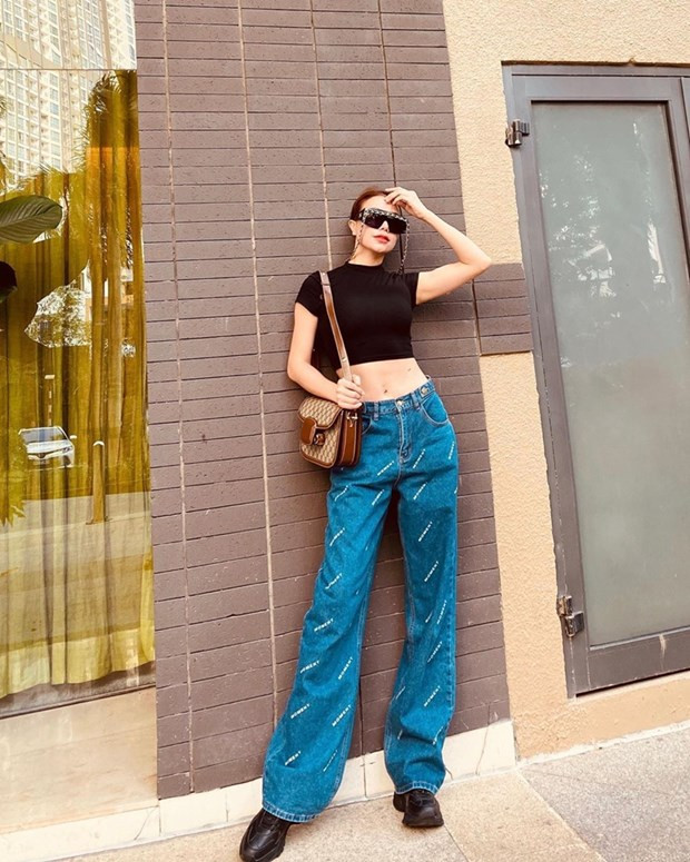 Crop top và quần jeans ống loe giúp Trà Ngọc Hằng khai thác ưu thế chân dài, eo nhỏ. Người đẹp còn ''chơi trội'' với cặp kính mắt độc đáo, có chi tiết dây xích khá ''ngầu''.