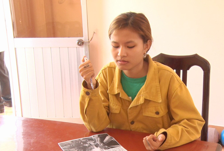 Đối tượng Trương Thị Hoàng Thi tại cơ quan điều tra Công an thị xã Hồng Ngự. Ảnh: LT