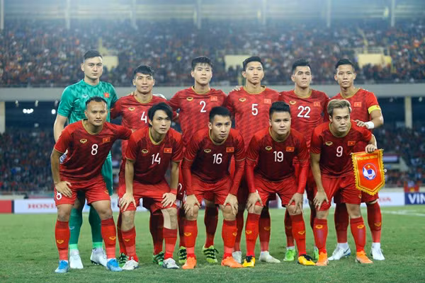 Nguyễn Tuấn Anh (14) và Nguyễn Văn Toàn (9) trong màu áo đội tuyển Việt Nam. Ảnh: QUANG THẮNG