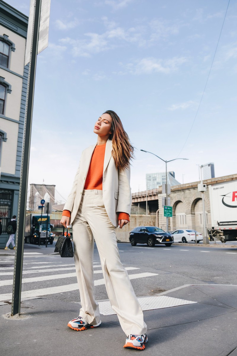 Những tưởng sẽ rời bỏ hoàn toàn hình ảnh cá tính, năng động trong bộ ảnh lần này nhưng “Hoa hậu giang hồ” vẫn tài tình mix match cho mình bộ menswear gồm áo blazer, quần tây cùng màu. Những tưởng sẽ rời bỏ hoàn toàn hình ảnh cá tính, năng động trong bộ ảnh lần này nhưng “Hoa hậu giang hồ” vẫn tài tình mix match cho mình bộ menswear gồm áo blazer, quần tây cùng màu.