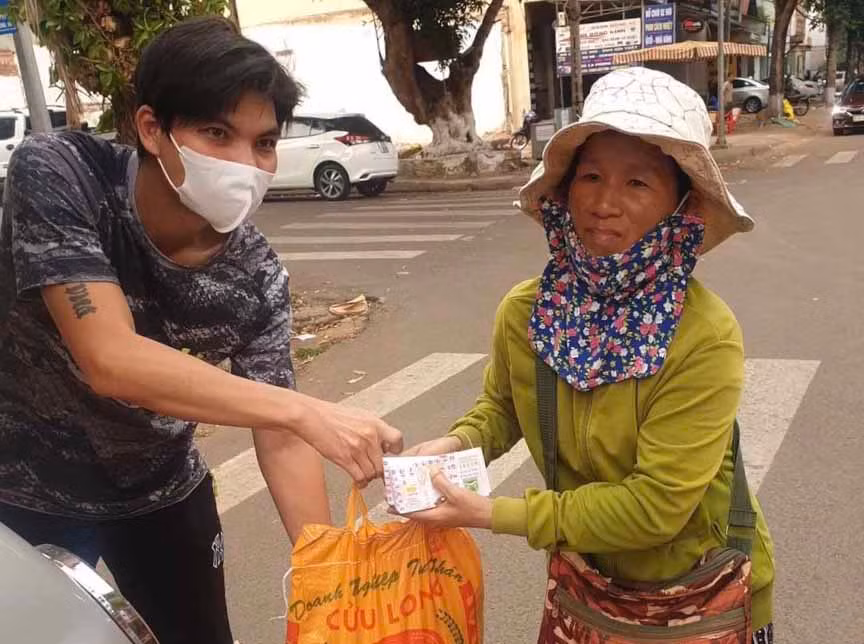 Hành động đẹp của các thanh niên Gia Lai được cộng đồng mạng tán dương. Ảnh: Văn Ngọc 