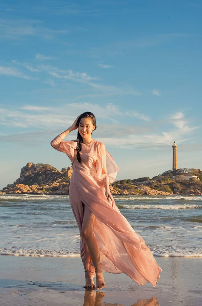 Người đẹp cho biết mình là người đầu tiên của Bình Thuận đăng quang các cuộc thi sắc đẹp và dám thử sức ở các đấu trường quốc tế