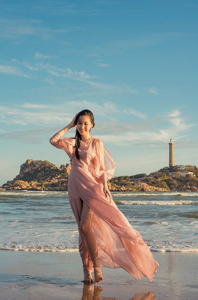 Người đẹp cho biết mình là người đầu tiên của Bình Thuận đăng quang các cuộc thi sắc đẹp và dám thử sức ở các đấu trường quốc tế