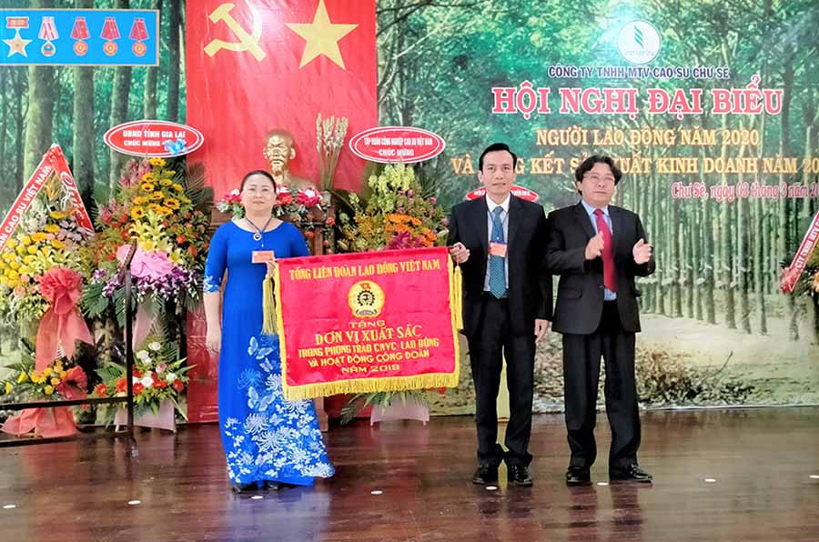 Ông Phan Mạnh Hùng-Chủ tịch Công đoàn Cao su Việt Nam (bìa phải) tặng Cờ thi đua xuất sắc của Tổng Liên đoàn Lao động Việt Nam cho Công đoàn Công ty Cao su Chư Sê. Ảnh: Đinh Yến