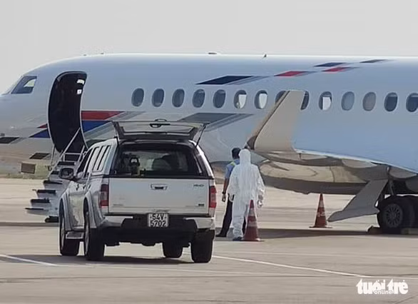  Máy bay đưa bệnh nhân N.T.T. từ Anh về Việt Nam - Ảnh: TRẦN HUỲNH