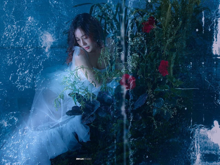 Trong bộ ảnh này, nữ diễn viên "Cô gái nhà người ta" khoe được trọn vẹn gương mặt thanh thoát, sắc sảo. Ảnh: Zimluc.  Trong bộ ảnh này, nữ diễn viên