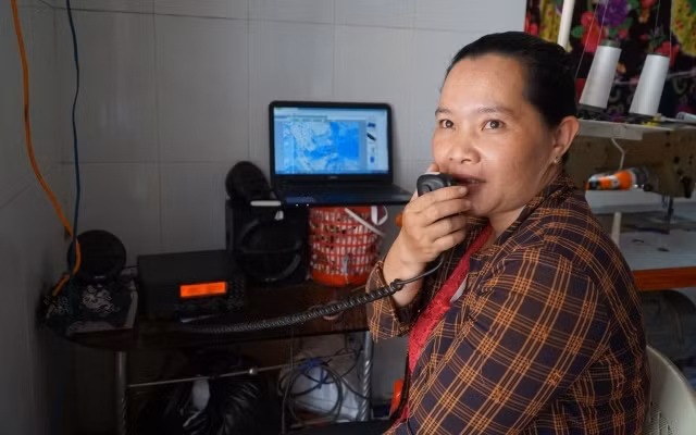 Người đàn bà báo bão Lương Thị Diệp chia sẻ thông tin, hỗ trợ hàng nghìn ngư dân trên biển.