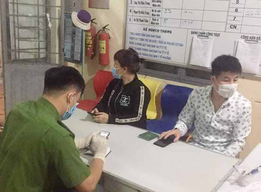 Anh Khoen và vợ tự nguyện khai báo tại Công an phường. Ảnh: Vũ Thị Chi Anh Khoen và vợ tự nguyện khai báo tại Công an phường. Ảnh: Vũ Thị Chi