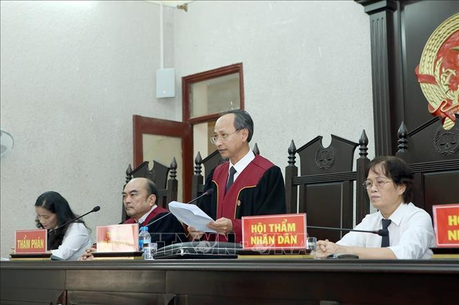 Chủ tọa phiên tòa đọc các khung hình phạt đối với các bị cáo. Ảnh: Phan Tuấn Anh/TTXVN Chủ tọa phiên tòa đọc các khung hình phạt đối với các bị cáo. Ảnh: Phan Tuấn Anh/TTXVN