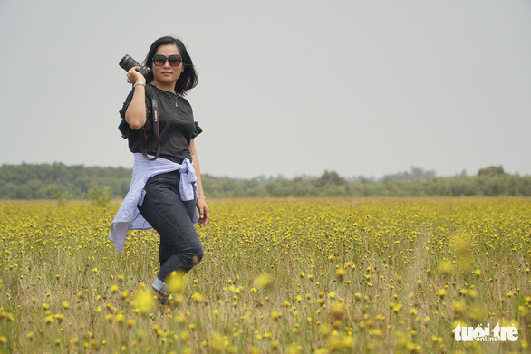 Những bạn trẻ không ngại lội bùn, đội nắng giữa trưa sẽ có những bức ảnh lung linh giữa thảm hoa vàng rực Những bạn trẻ không ngại lội bùn, đội nắng giữa trưa sẽ có những bức ảnh lung linh giữa thảm hoa vàng rực