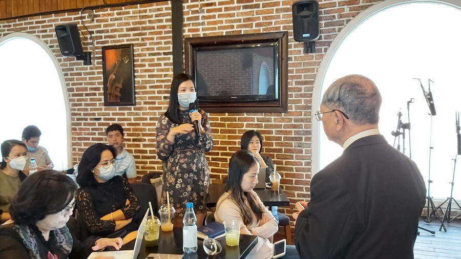 Đại diện DN hỏi ý kiến chuyên gia về cách vượt qua khó khăn do Covid-19