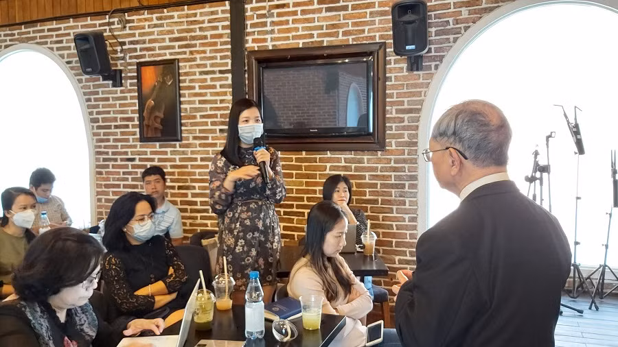 Đại diện DN hỏi ý kiến chuyên gia về cách vượt qua khó khăn do Covid-19