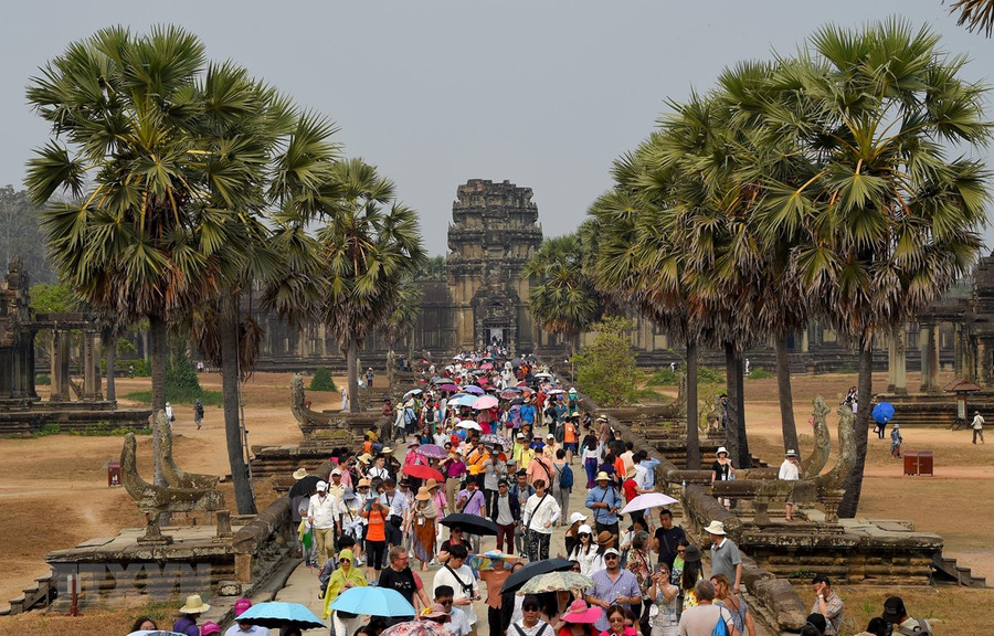 Khách tham quan khu đền cổ Angkor ở Siem Reap, Campuchia. (Ảnh: AFP/TTXVN)