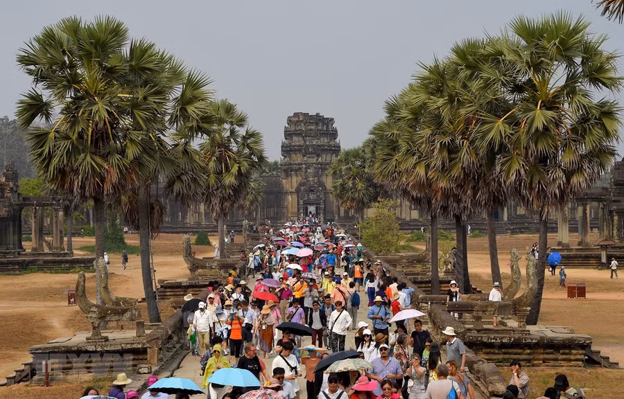 Khách tham quan khu đền cổ Angkor ở Siem Reap, Campuchia. (Ảnh: AFP/TTXVN)