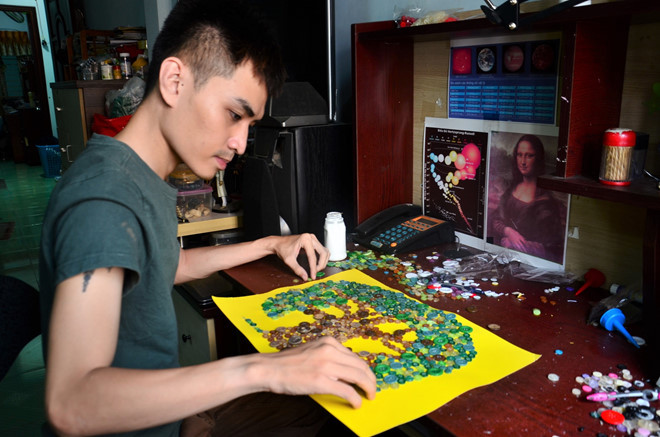 Tác phẩm tranh bằng nút áo về dịch Covid-19 của Thành/ HOA NỮ