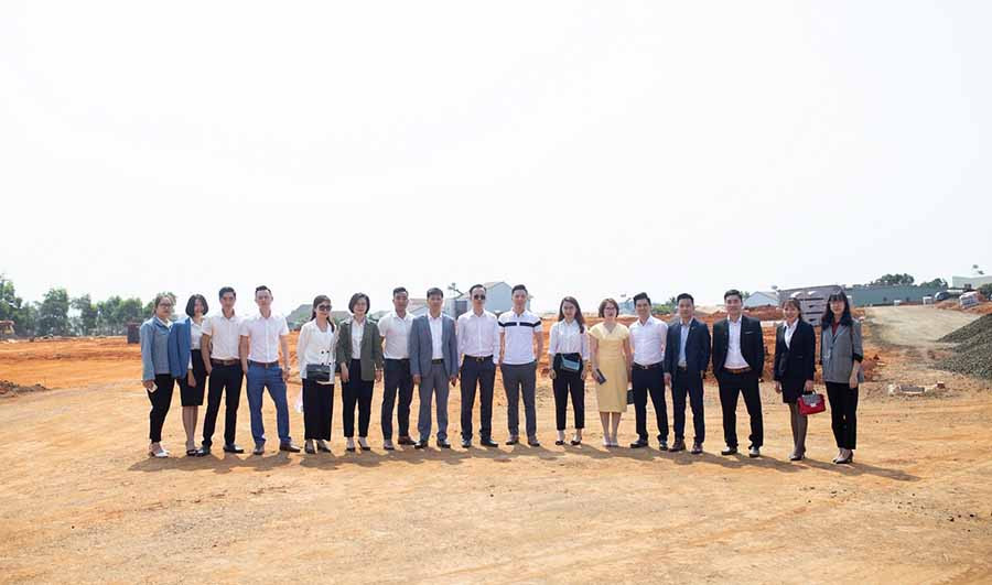 Đại diện lãnh đạo các đơn vị phát triển và phân phối tham quan công trường dự án