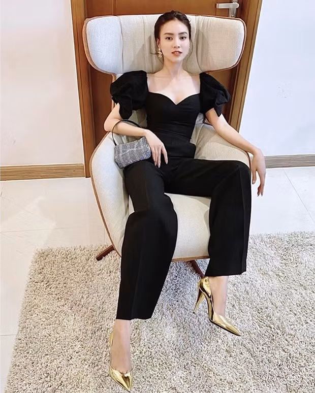 Ninh Dương Lan Ngọc mix nguyên bộ cánh tuyền đen, làm bật vẻ nữ tính. Ngoài đôi giày ánh kim, ''ngọc nữ'' khéo chọn túi xách nhỏ xinh của Alexander Wang làm phụ kiện chấm phá.