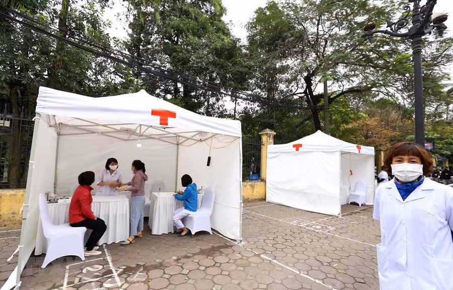 Trạm lấy mẫu xét nghiệm tại ký túc xá Trường Đại học Kinh tế Quốc dân đã sẵn sàng đi vào hoạt động. (Ảnh: Minh Quyết/TTXVN) Trạm lấy mẫu xét nghiệm tại ký túc xá Trường Đại học Kinh tế Quốc dân đã sẵn sàng đi vào hoạt động. (Ảnh: Minh Quyết/TTXVN)