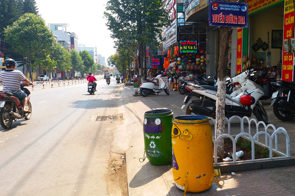 Những thùng rác được đặt thí điểm trên đường Hùng Vương. Ảnh: N.S