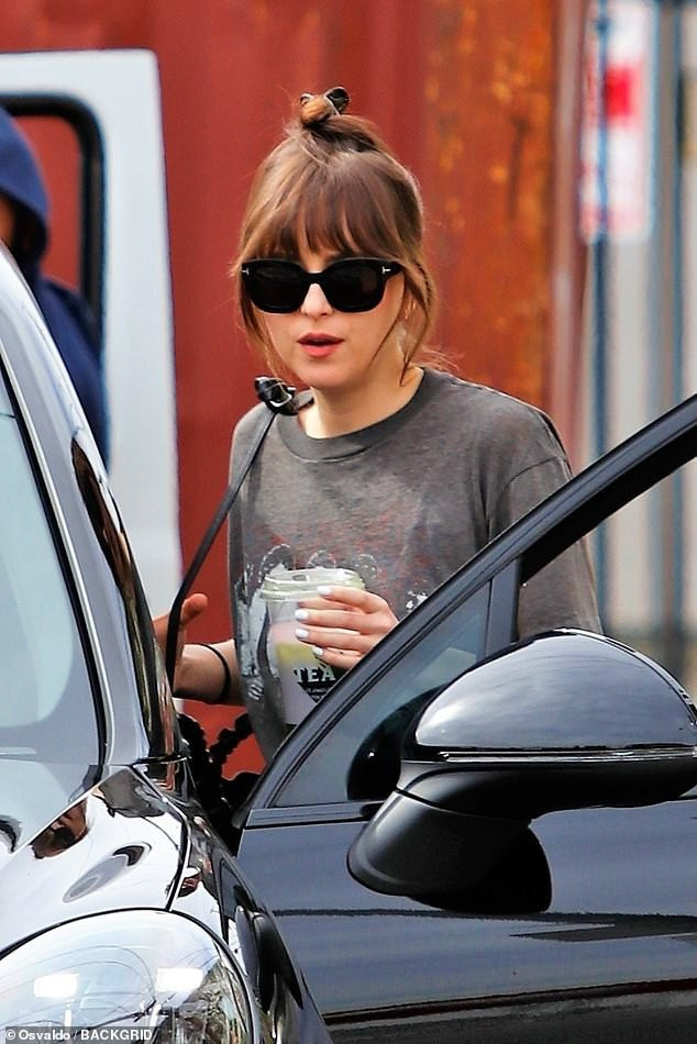 Đời sống tình cảm của Dakota Johnson cũng rất thu hút sự quan tâm của truyền thông - công chúng, cô đang hẹn hò với nam ca sĩ Chris Martin.