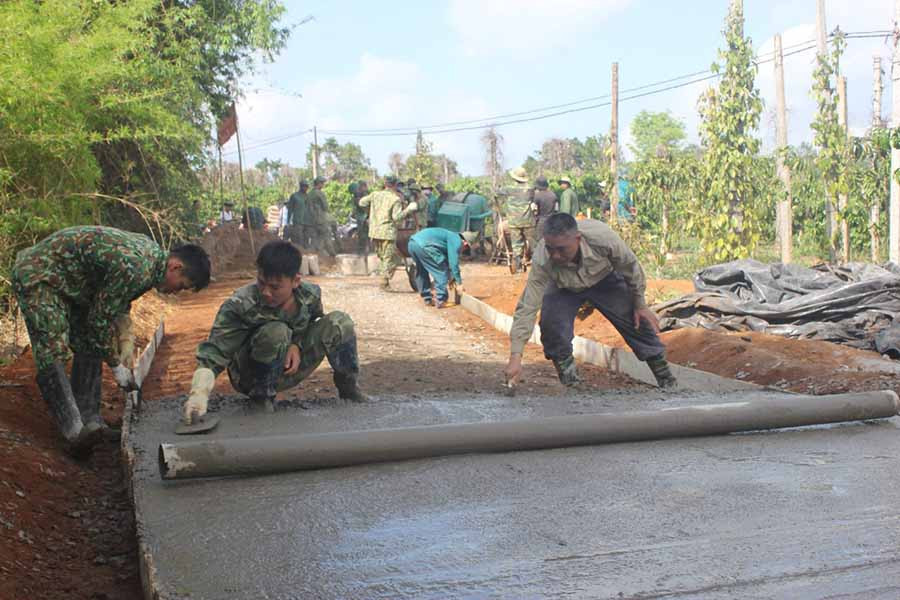  Lực lượng vũ trang huyện Chư Prông giúp dân làng đường giao thông ở làng Klũ. Ảnh: A.H