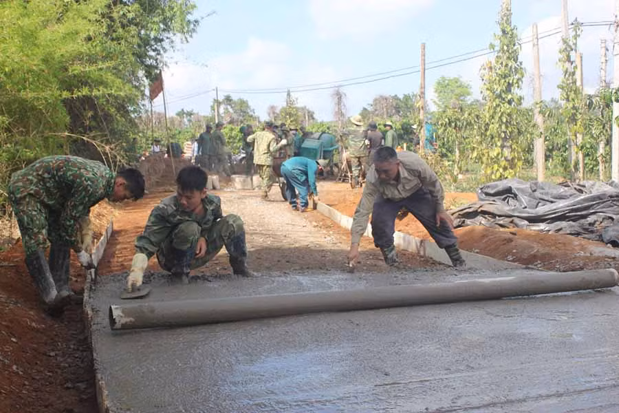  Lực lượng vũ trang huyện Chư Prông giúp dân làng đường giao thông ở làng Klũ. Ảnh: A.H