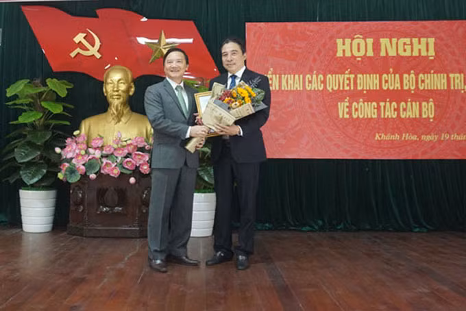 Đồng chí Nguyễn Khắc Định trao quyết định và chúc mừng đồng chí Nguyễn Khắc Toàn