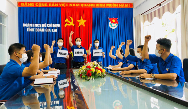 Đoàn viên, thanh niên chi đoàn Tỉnh Đoàn tuyên truyền phòng chống dịch Covid-19. Ảnh: T.B
