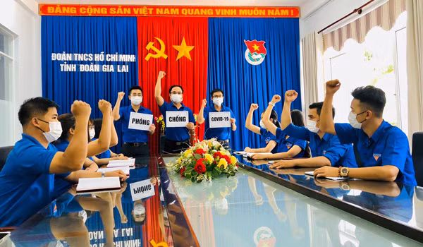 Đoàn viên, thanh niên chi đoàn Tỉnh Đoàn tuyên truyền phòng chống dịch Covid-19. Ảnh: T.B