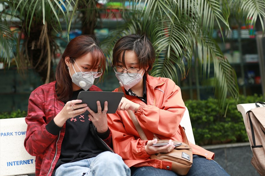  Sinh viên trường Đại học Kiến trúc Hà Nội thực hiện khai báo y tế tại địa chỉ www.tokhaiyte.vn (ảnh chụp chiều 10.3). Ảnh: Hải Nguyễn